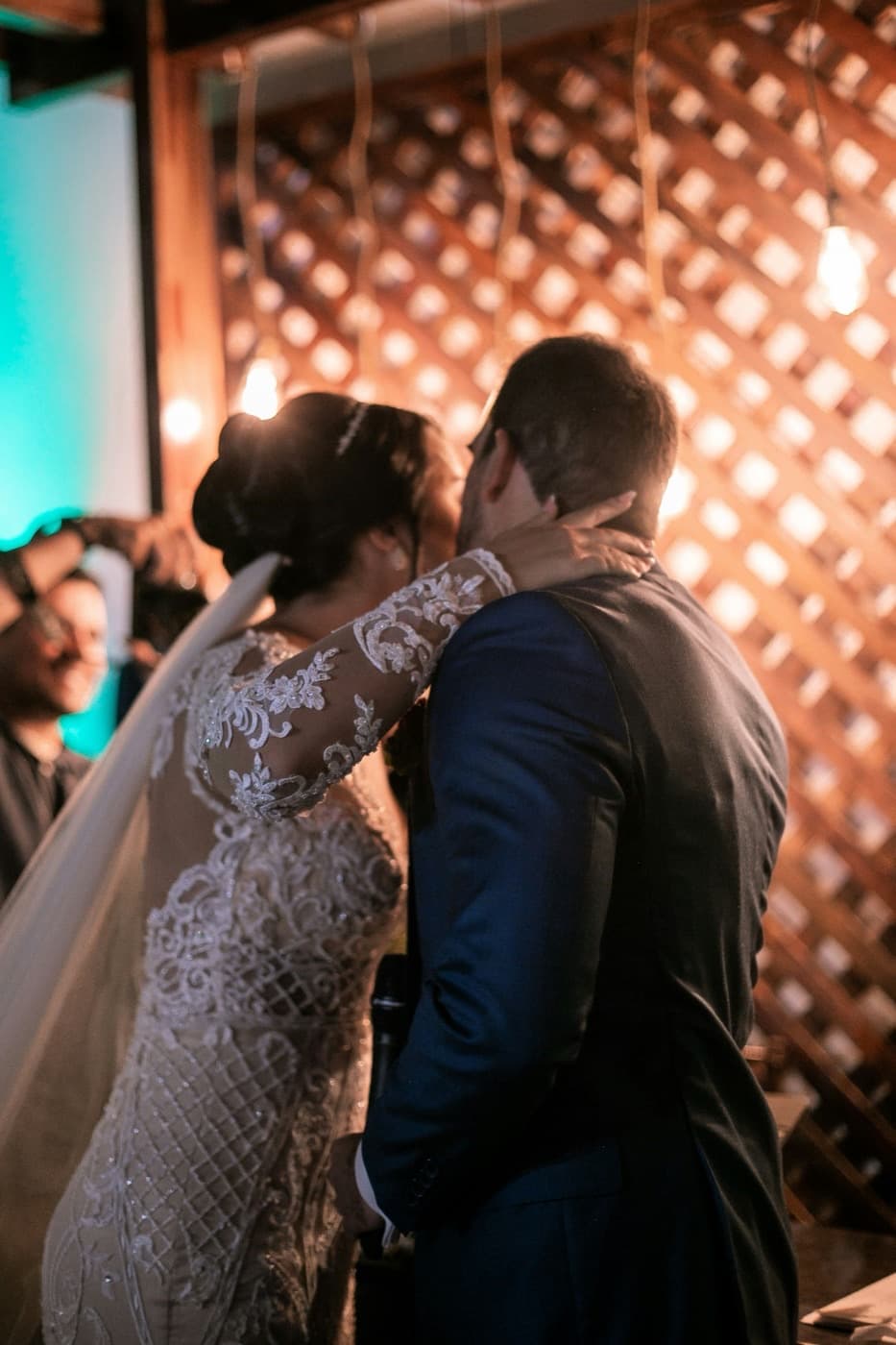 Novios abrazados el día de su boda