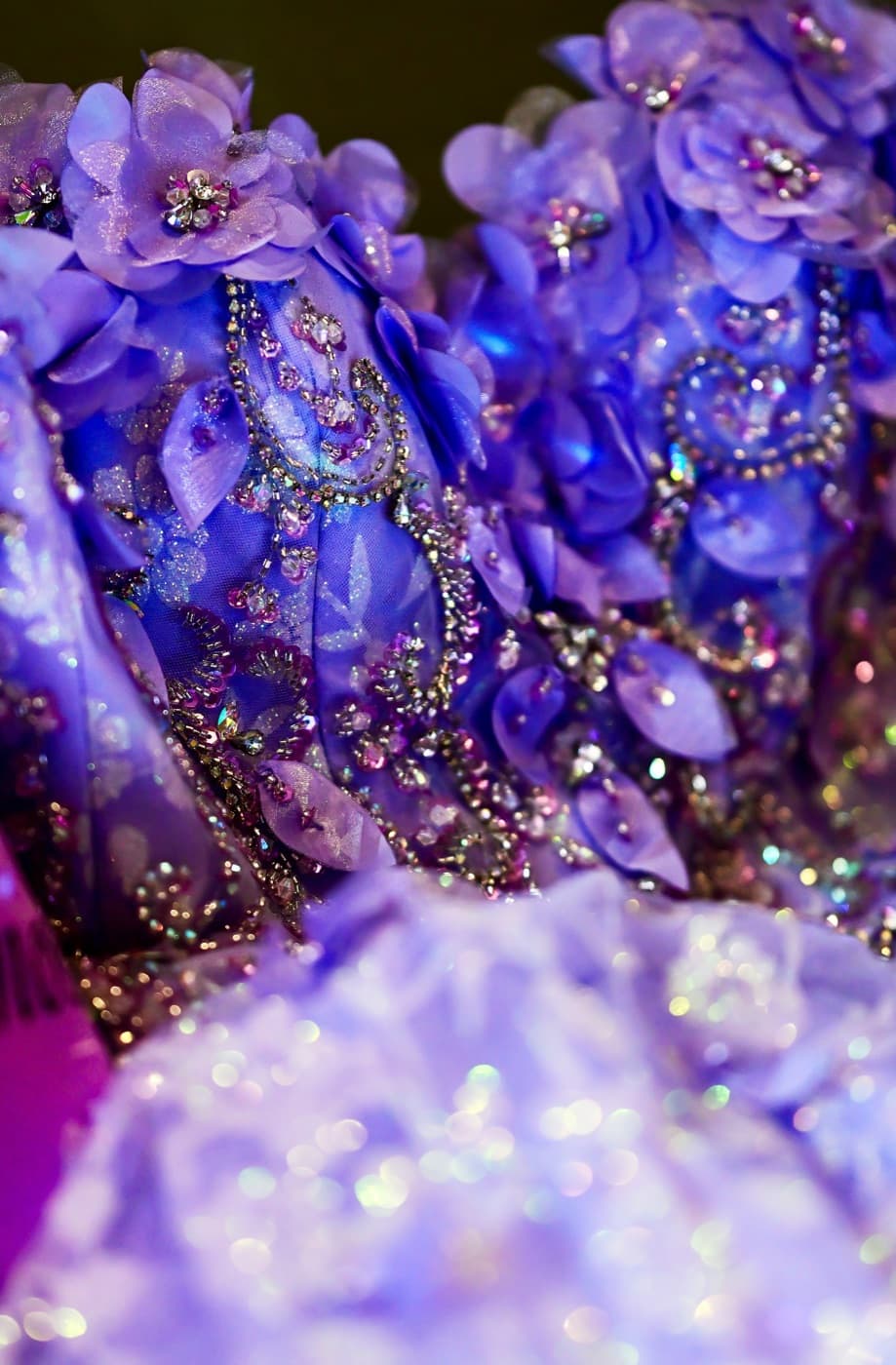 Vestido de XV años lila con flores bordadas y pedrería